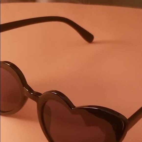 High Fashion Heart Shaped Sunglasses Black Frames - Picture 5 of 6